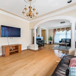 Luxurious Retreat - Private Bedroom In Shared House Homestay